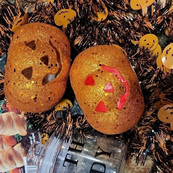 Halloween Decor bundle Pumpkins, garland, garden flag, Vintage Pillsbury book - Picture 5 of 9